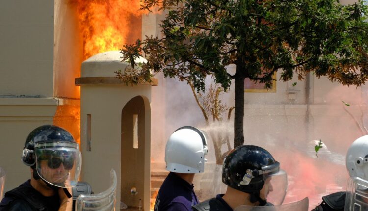 Hodhi molotov në drejtim të Bashkisë Tiranë, policia ndalon protestuesin 29-vjeçar