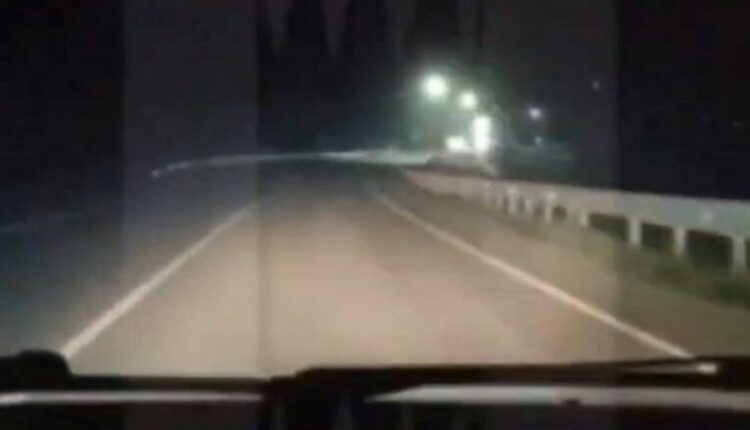 Tanku i trupave të Putinit shtyp një civil në fshatin rus – ushtari që gjendej brenda tenton të arratiset nga vendi i ngjarjes