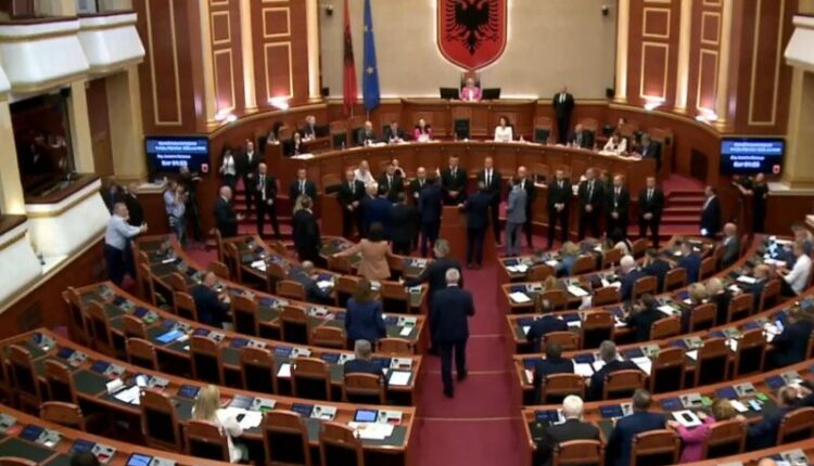 Lindita Nikolla nuk pranoi kërkesën për të futur Berishën në Grupin e PD-së! Tensione në sallë, garda rreshtohet tek foltorja! Ndërpritet seanca