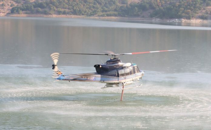 Një helikopter i policisë hodhi mbi 39 tonë ujë mbi zjarrin në malin Serta