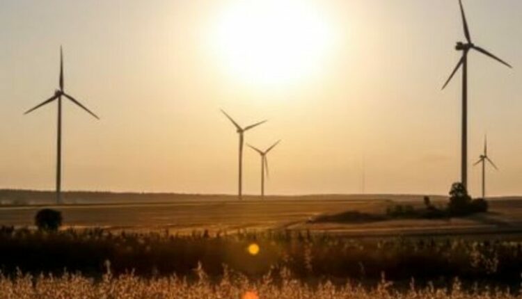 Raporti: Turbinat me erë dhe panelet diellore tejkalojnë lëndët djegëse, BE siguron 30% të energjisë prej tyre