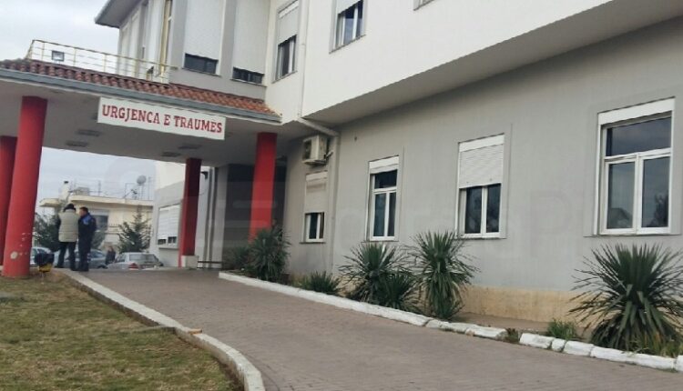 Ka plagë të shumta në kokë dhe trup, përkeqësohet gjendja e 42-vjeçarit që u gjet i dhunuar në rrugë, futet në intubim