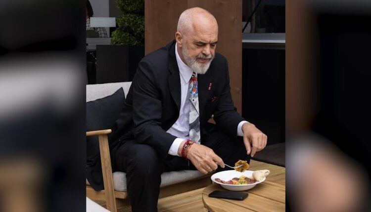 Rama publikon foto duke ngrënë në Angli: S’kanë faj anglezët që kur vijnë në Shqipëri thonë ‘oh sa mirë hahet këtu!’