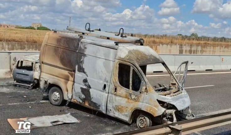 Itali/ Sulmohet mjeti i binduar, grabiten 3 milionë euro! Autorët u vunë flakën 6 makinave të pengonin policinë