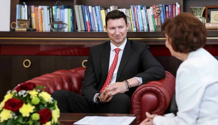 Siljanovska pranoi kredencialet e ambasadorit të Shqipërisë në Shkup