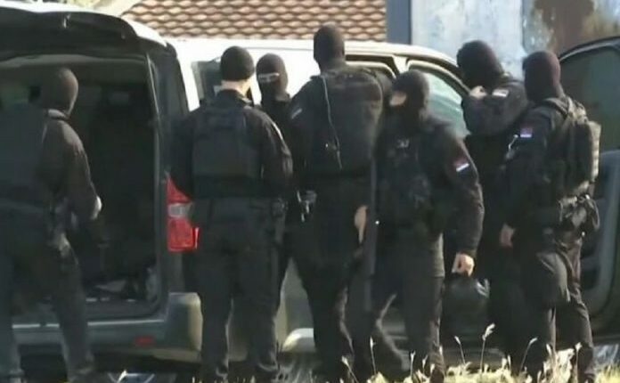 Polici serb i plagosur thotë se “sulmuesi fillimisht ka qenë i buzëqeshur, pas kontrollit janë dëgjuar të shtëna”