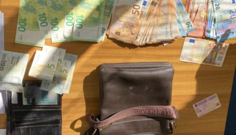 Qytetari e gjen çantën me mbi 7 mijë euro, e dorëzon në polici