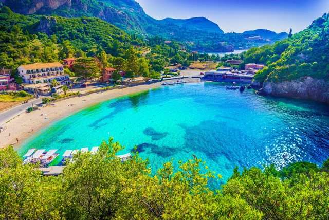 Turistët e huaj “përzënë” vendasit, çmimet e larta nxisin prenotime rekord të shqiptarëve në Greqi e Turqi