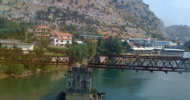 27-vjeçarja tentoi të mbytej me fëmijët e mitur në lumin Buna/ Bashkëshorti fajëson prindërit e gruas: Nuk duan që të na shohin mirë…