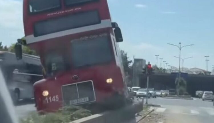 Autobusi përplaset me murin mbrojtës në afërsi të sheshi Skënderbeu