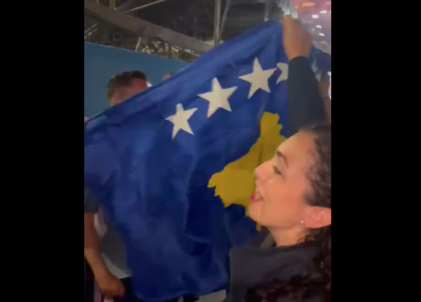 “Kosova, Kosova”, Osmani nis festën në Paris pas suksesit të Distria Krasniqit