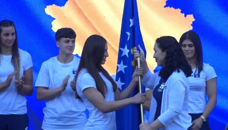 Presidentja Vjosa Osmani ia dorëzon flamurin ekipit olimpik që do ta përfaqësojë Kosovën në LOV “Paris 2024”