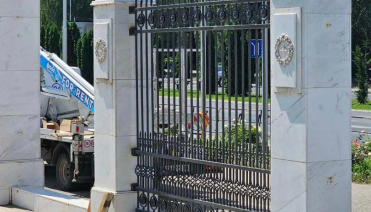 Rikthehet gardhi rrethues në oborrin e qeverisë