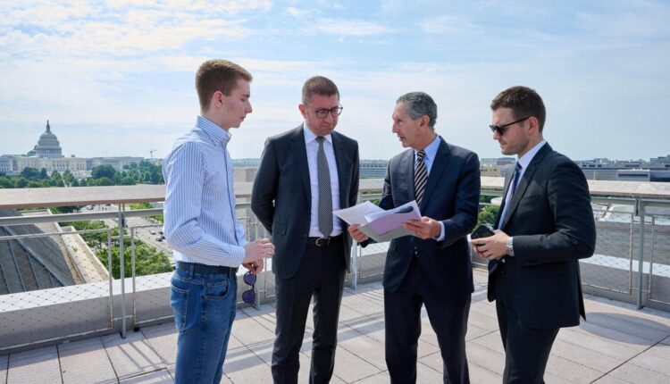 Mickoski edhe djalin e kishte me vete në Amerikë, kush i’a pagoi harxhimet?!