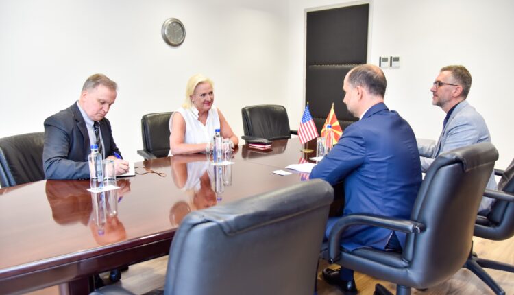 Ministri Orhan Murtezani u takua me Ambasadoren amerikane, Angela Ageler: Reformat dhe lufta kundër korrupsionit janë temat kryesore të takimit