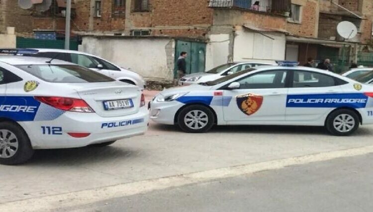 Shqipëri, burri qëllon për vdekje gruan me sëpatë, ndërsa i biri e vret babain