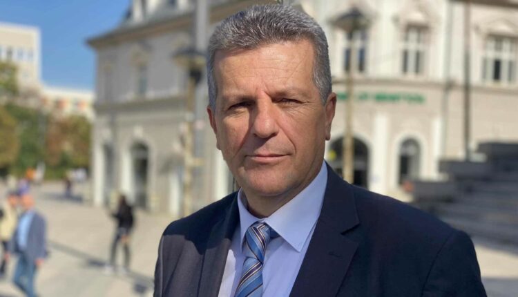 Vështrim:Dy pakica, dy standarde