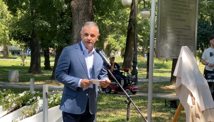 Çairi përkujton gjenocidin e Srebrenicës/ Homazhe përkujtimore në memorialin e Çairit