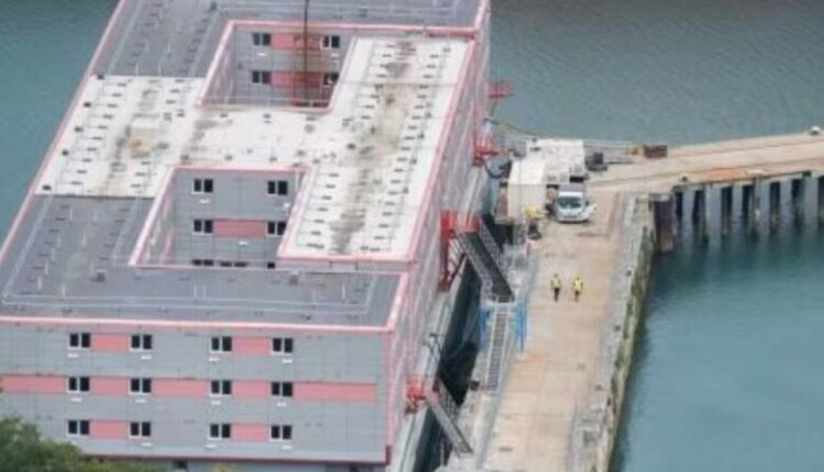 Do të strehonte qindra azilkërkues, Britania vendos të mbyllë anijen më të madhe