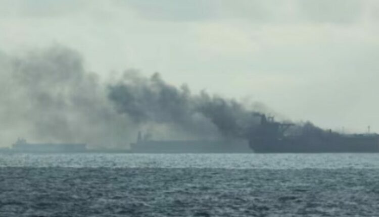 Përplasen dy anije në afërsi të Singaporit, digjen cisternat e naftës në portin më të madh të derivateve në botë