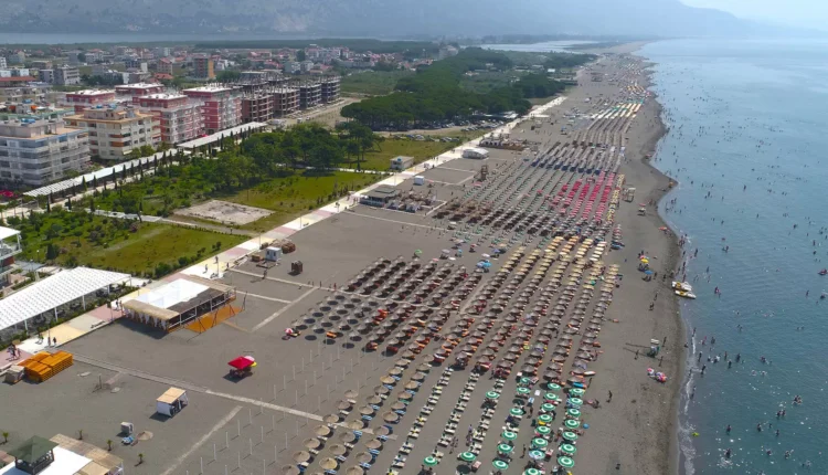 Kosova besnike e Velipojës/ Qindra pushues zgjedhin plazhin e veriut për fundjavë