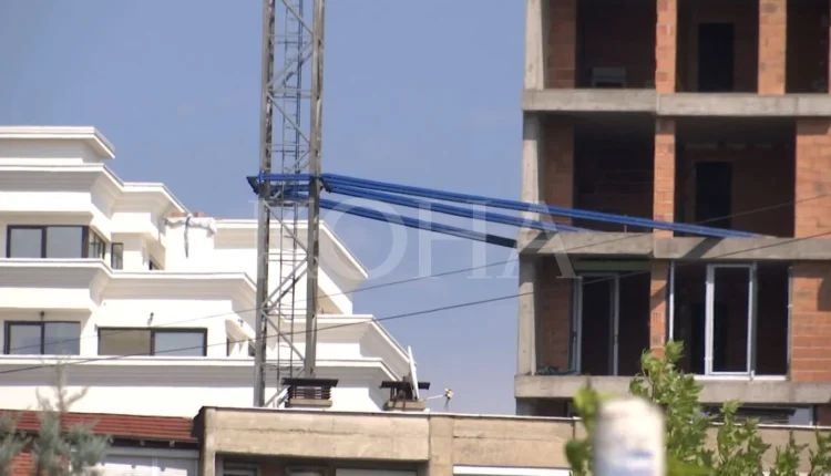 Vdes në QKUK punëtori që u rrëzua në vendin e punës