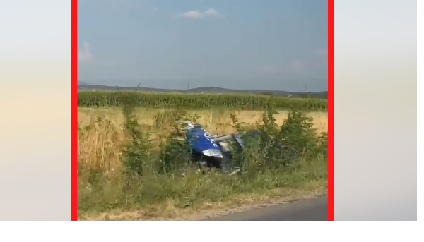 Pamje/ Bie në ara vetura e policisë pasi u aksidentua me veturën që po bartte një viktimë – 3 të lënduar
