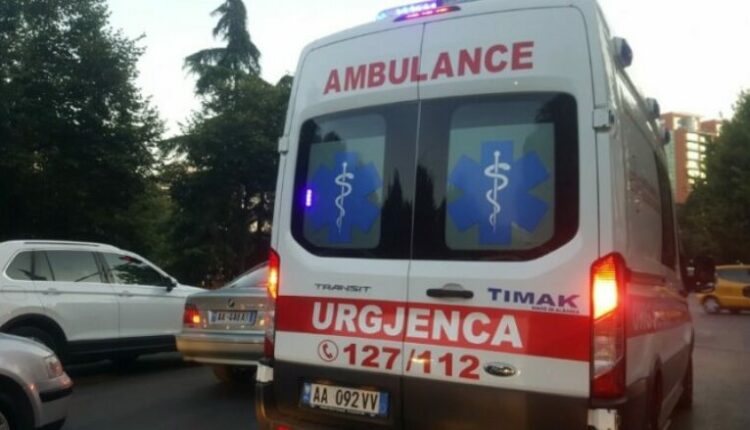 Një franceze në Korçë lind fëmijën e saj në autoambulancë duke shkuar drejt maternitetit të këtij qyteti