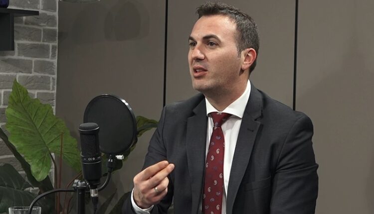 Ademi: Asnjë fjalë s’po u shpëton nga goja!