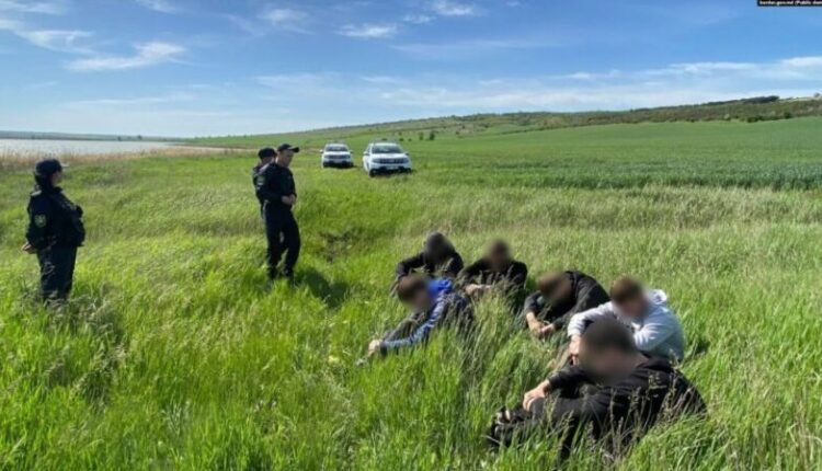 Dhjetëra mijëra burra ukrainas ikën “ilegalisht” në Moldavi