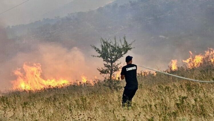 Zjarri ‘pushton’ Dropullin, dy zjarrfikës të lënduar nga flakët