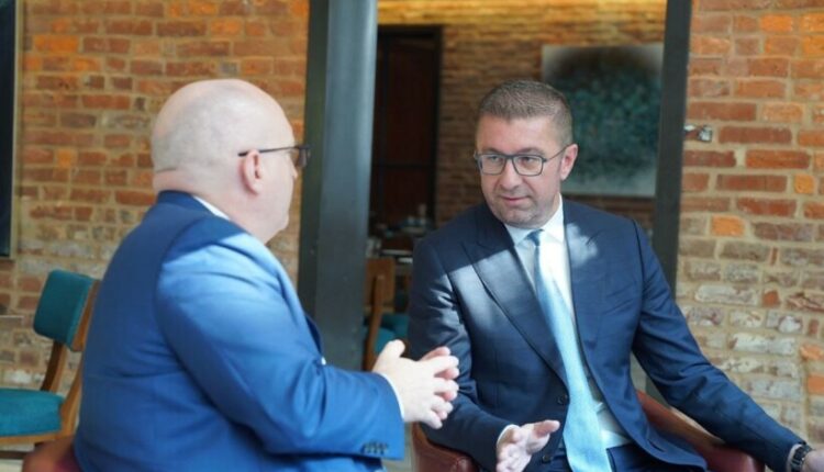 Mickoski në takim me ish ambasadorin Riker në Uashington, u diskutua për sfidat dhe mbështetjen për realizimin e interesave strategjike