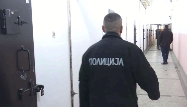 Ndodhi në Maqedoni: Nuk kishte vend në burg, 3 policë e lirojnë të dënuarin, prokuroria u ngre padi penale