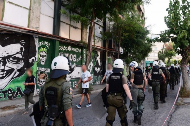 Përplasje mes tifozëve në Greqi, Mediat: Të shtëna me armë jashtë stadiumit, tre të plagosur dhe 70 të arrestuar