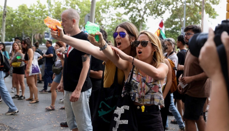 Protestuesit hedhin ujë drejt turistëve të ulur në restorante në Barcelonë