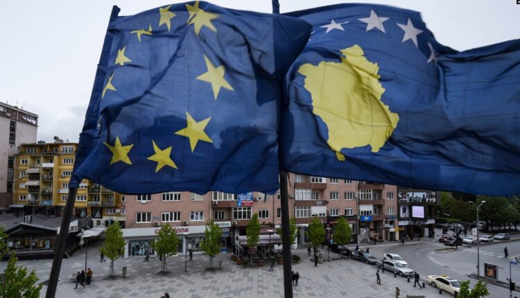 Hyn në fuqi vendimi për heqjen e vizave për serbët e Kosovës me pasaporta ilegale