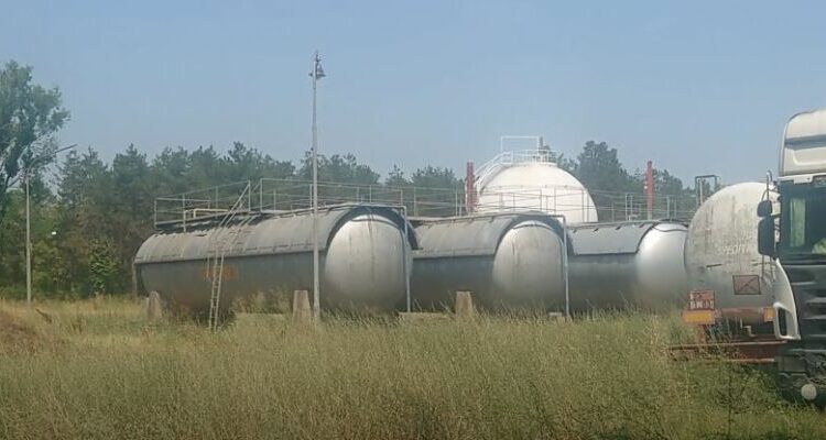 Zjarrfikësit e Velesit evitojnë tragjedinë – Zjarri ndalohet pranë depozitave të gazit