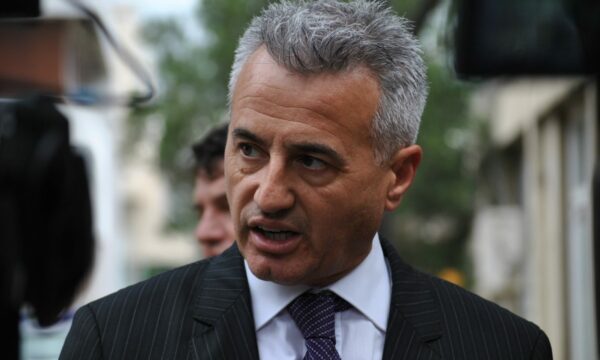 “Trupin e Faton Hajrizit e ke 1 metër larg” Koci tregon bisedën me zyrtarin e morgut në Lloznicë dhe fjalët kërcënuese të oficerit serb