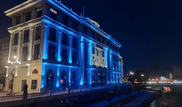 Ministria e Punëve të Jashtme dhe Tregtisë së Jashtme me ndriçim shënon “75-vjetorin e NATO-s”