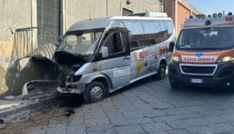 Autobusi me turistë nga Shqipëria aksidentohet në Itali, dhjetëra të lënduar