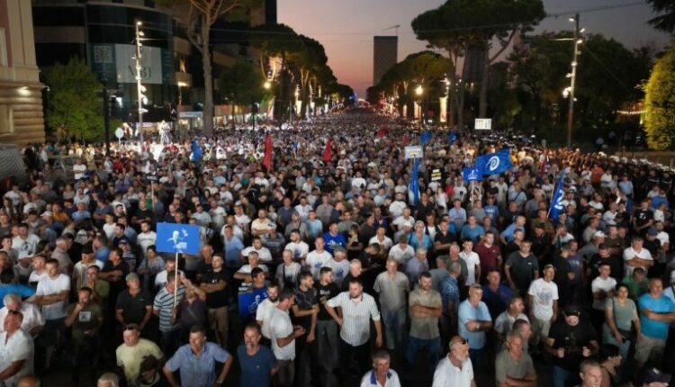 Protesta në Shqipëri: Snajpera mbi tarracën e Kryeministrisë