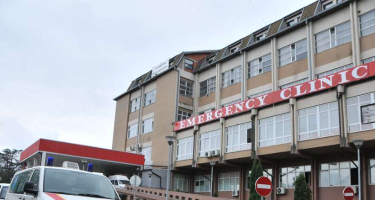 Vdes në QKUK 16 vjeçari që u plagos aksidentalisht nga familjari i tij polic