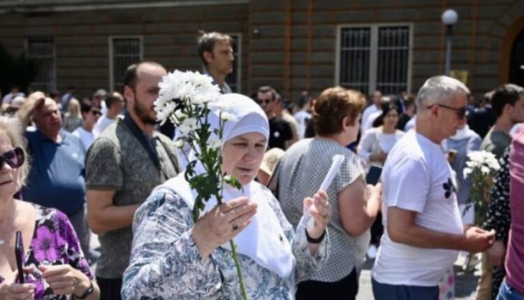 Sarajeva përcjell eshtrat e 14 viktimave të gjenocidit në Srebrenicë