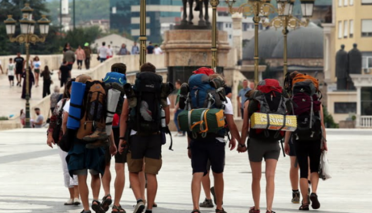Shkupi, magnet për turistët e huaj – Temperaturat e larta nuk i ndalojnë turistët për të vizituar vendin