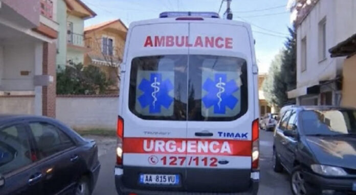 Tronditet Korça, ish-burri lyen me benzinë 31-vjeçaren dhe i vë flakën, e reja transportohet në spital