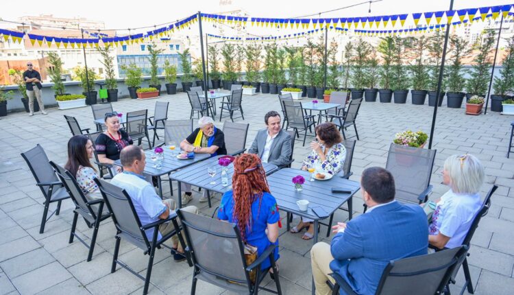 Kurti pret qytetarë ukrainas: Kosova do të vazhdojë mbështetjen për luftën çlirimtare të Ukrainës