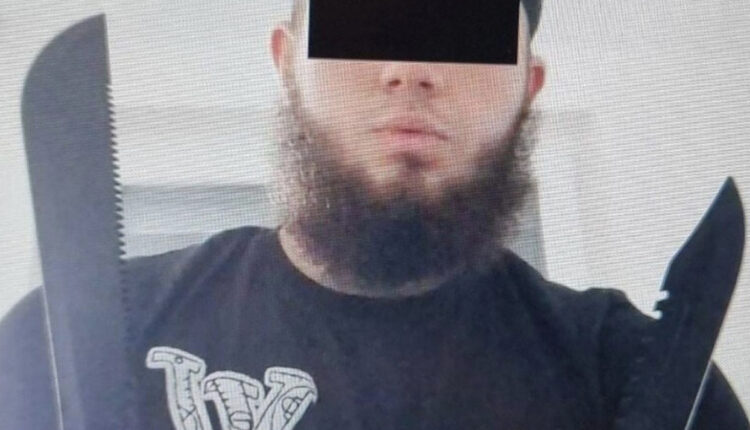 Policia austriake tek i arrestuari nga Maqedonia ka gjetur hanxhare, thika, detonatorë dhe euro të falsifikuara