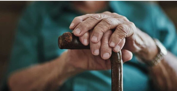 “Pse më ke zënë krevatin?”/ Si nisi sherri mes të moshuarve në azil, 78-vjeçari goditi disa herë me bastun shokun
