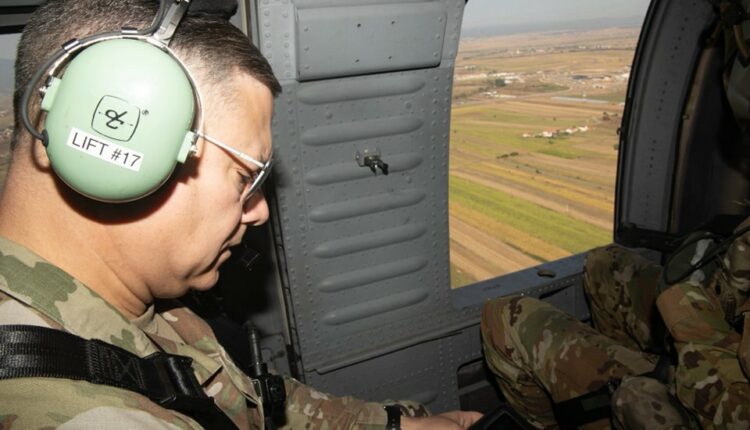 KFOR-i publikon fotografi duke e monitoruar vijën kufitare me helikopter