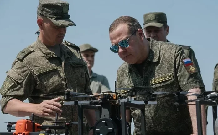 Medvedev: Do të bëjmë gjithçka për të sjellë tanket ruse në “Sheshin e Republikës” në Berlin